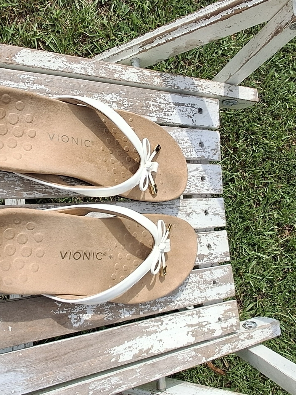 Vionic White Bow Thong Sandals with Gold Accents